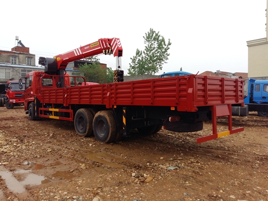 東風商用新款后雙橋隨車吊