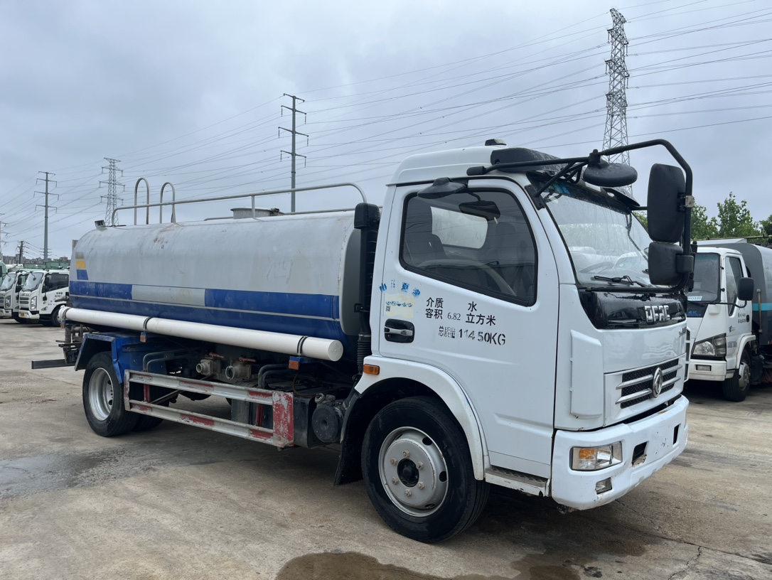 二手10方灑水車 2??年份：2020年5月 3??發(fā)動機：朝柴156馬力，國五 4??底盤配置：東風多利卡底盤，3800軸距，245真空胎，六檔變速箱，備胎未