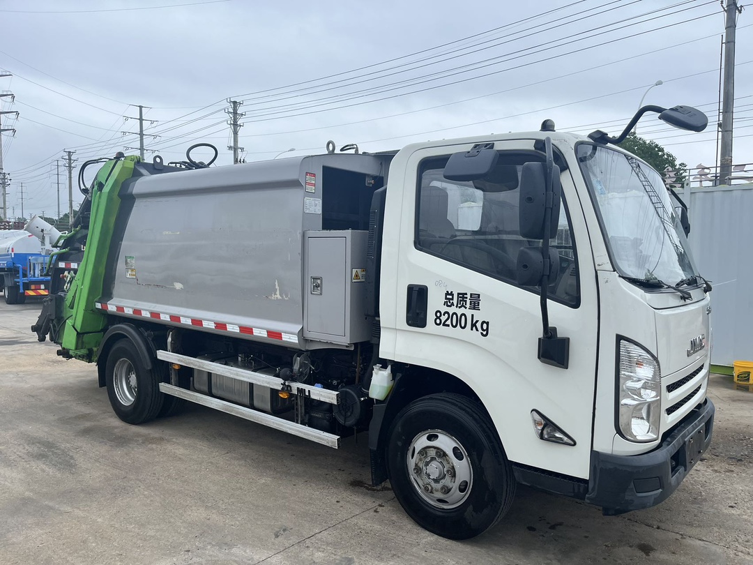 二手國六中聯(lián)6方壓縮垃圾車 2??年份：2021年5月 3??發(fā)動機：江鈴152馬力，國六 4??底盤配置：江鈴凱運底盤，3360軸距，750鋼絲胎，五檔變速箱
